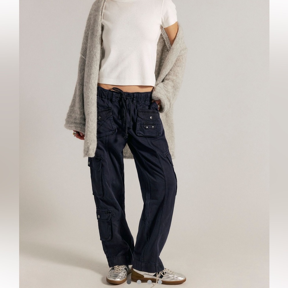 Free People - Sz L - EUC Tahiti Cargo pants in black